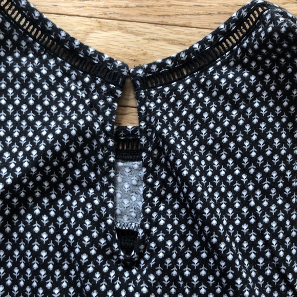 Old Navy b/w summer top. - Picture 3 of 9